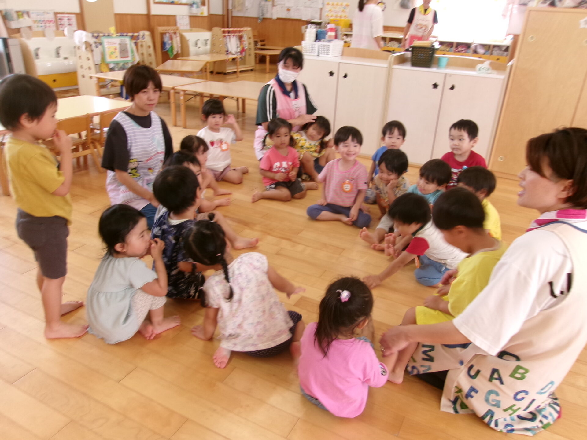朝の会の様子&室内遊びの様子