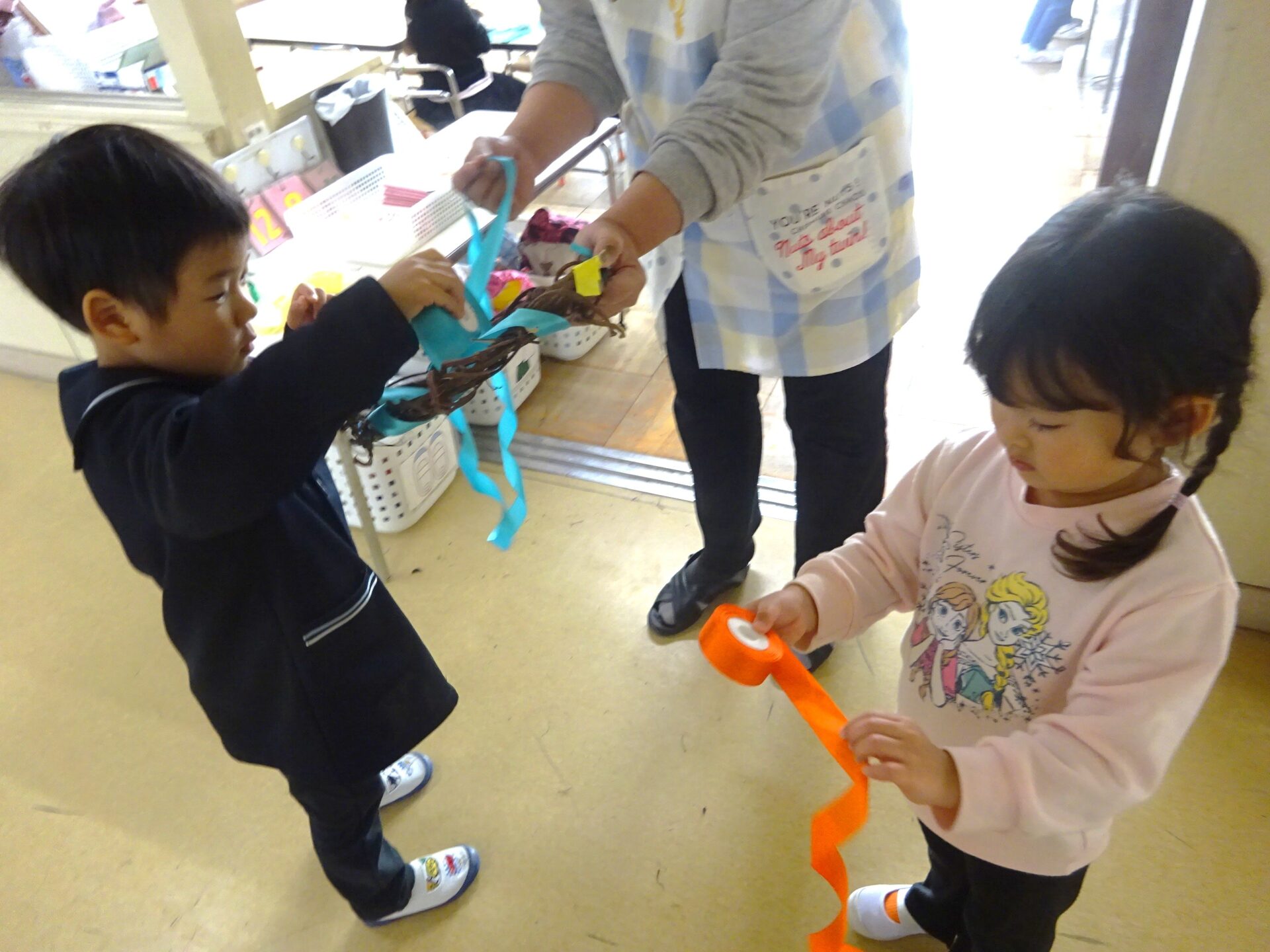 リース作りやツリーの飾りつけを楽しみました♡