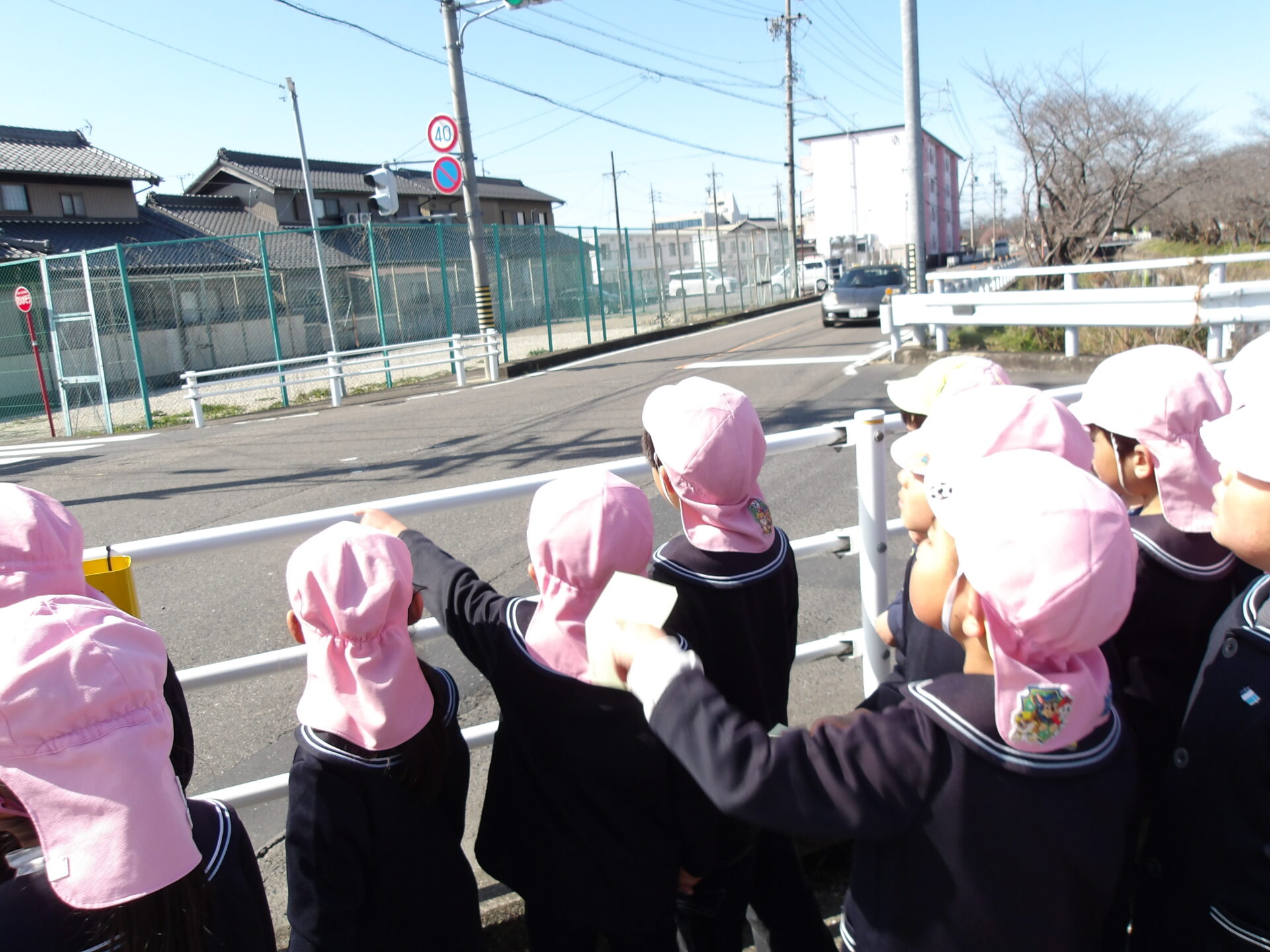 小学校へ散歩に行きました☆