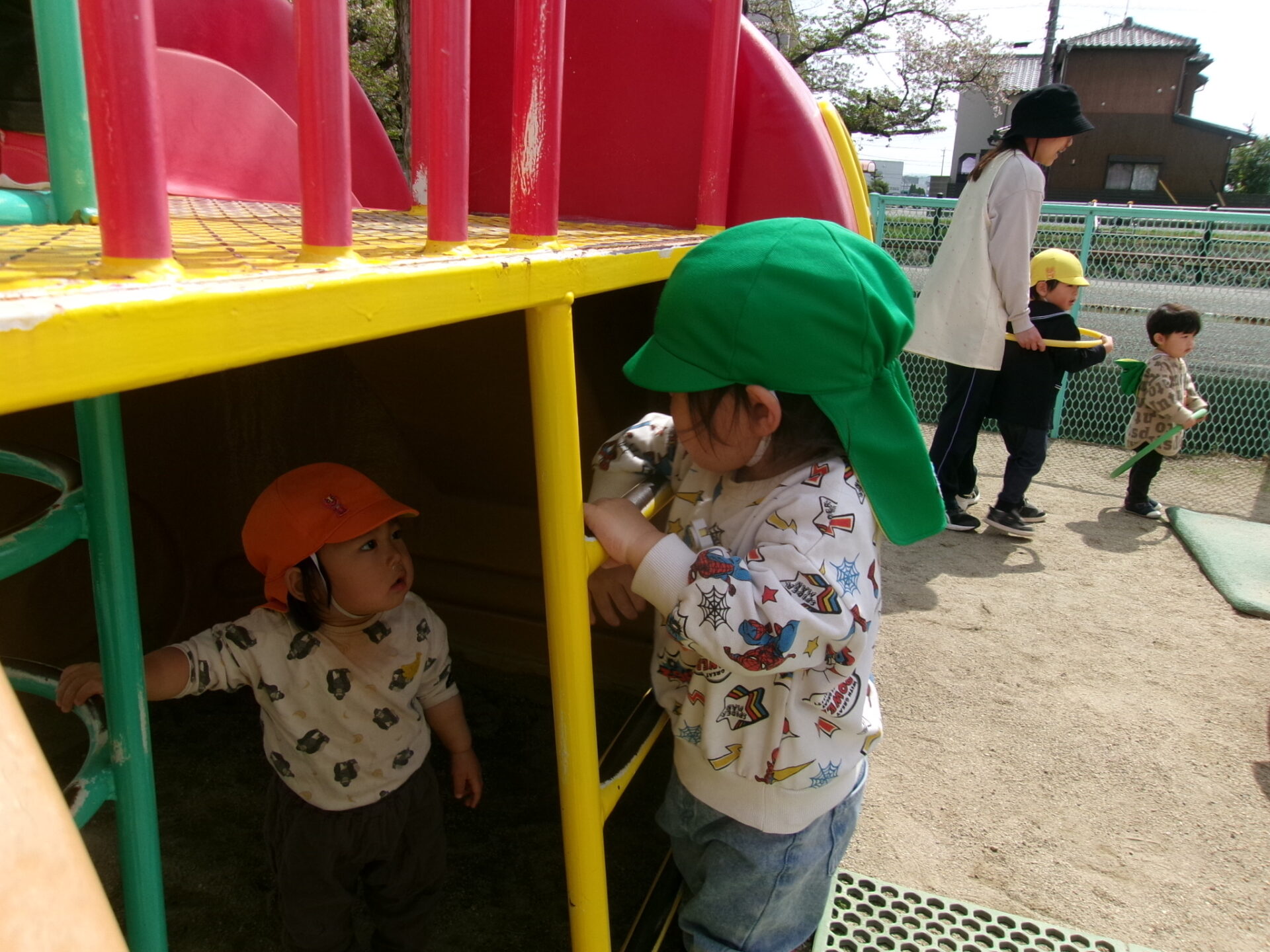 元気いっぱい戸外遊びを楽しんでいます♪